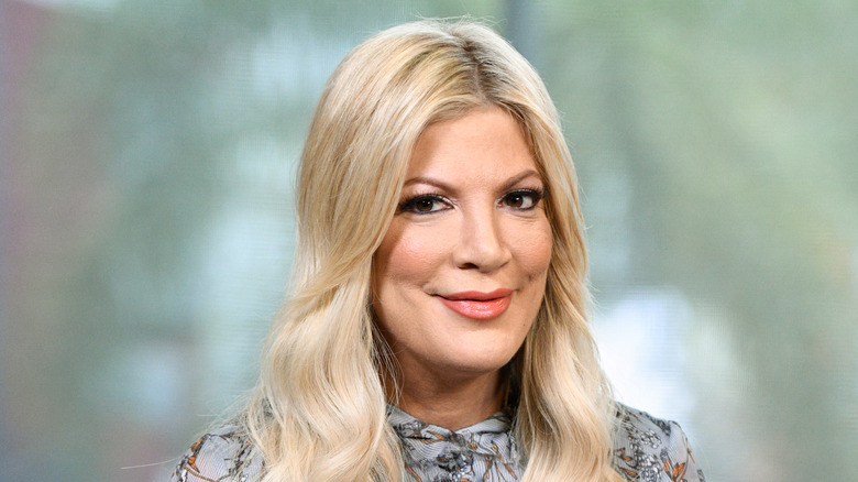 Tori Spelling on the set of 'Extra' 