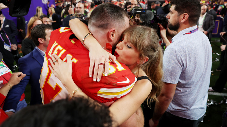 Travis Kelce and Taylor Swift hugging after football game