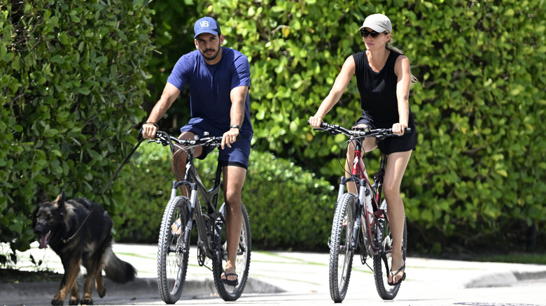 Joaquim Valente and Gisele Bündchen riding bikes