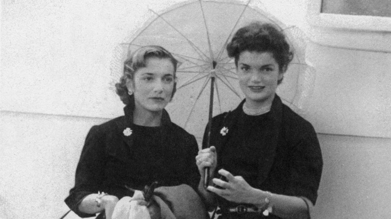 Caroline "Lee" Bouvier and her sister Jackie 