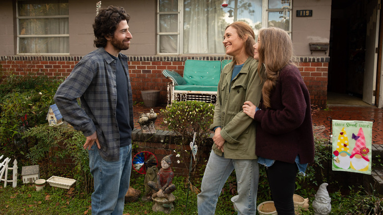 Jake Hoffman, Schuyler Fisk, and Sissy Spacek talking in Sam & Kate