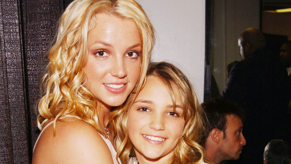 Britney Spears and Jamie Lynn Spears hugging