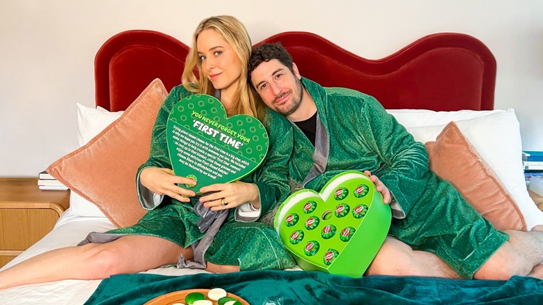 Jason Biggs and Jenny Mollen with Babybel boxes in bed