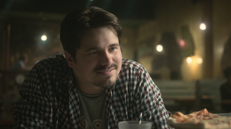 Jason Ritter sitting in a booth with pizza