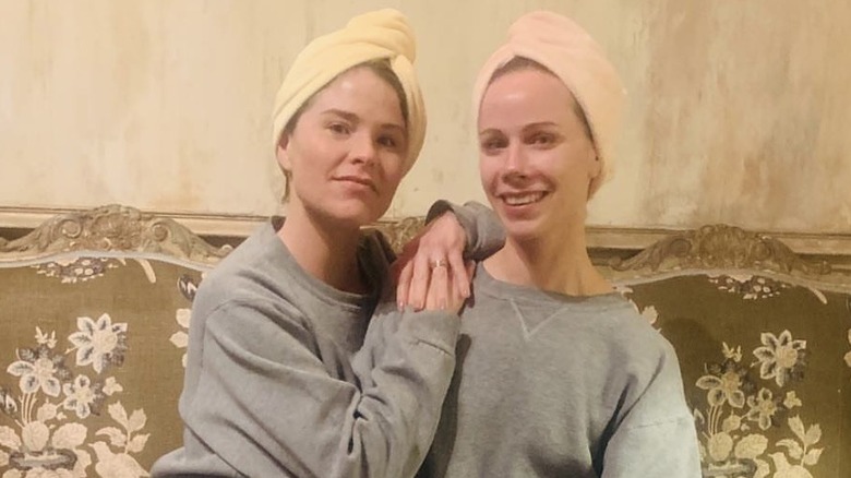 Jenna Bush Hager & Barbara Pierce Bush with towels on their head