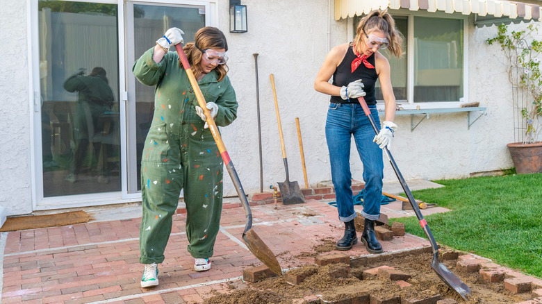 Jenna Perusich and Melissa McCarthy in The Great Giveback