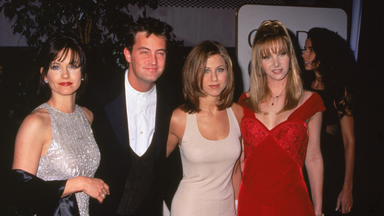 Jennifer Aniston posing for photos with the Friends cast