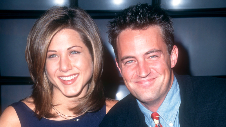 Matthew Perry and Jennifer Aniston sitting next to each other