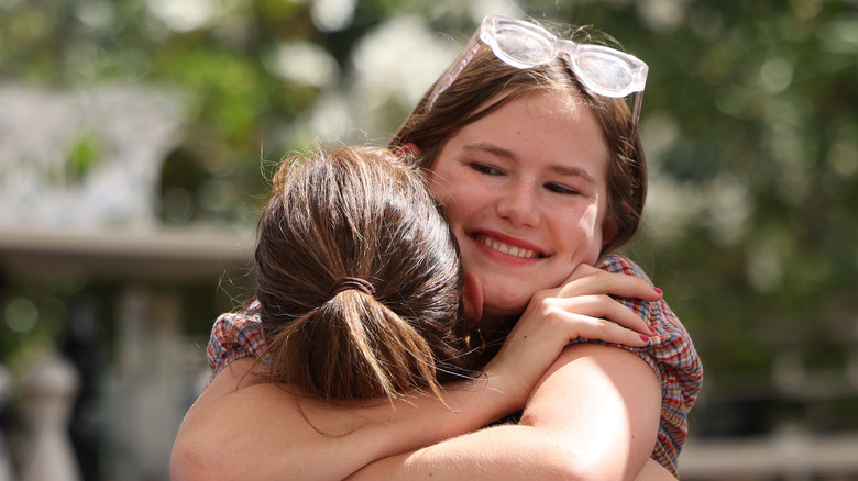 Violet Affleck hugging Jennifer Garner