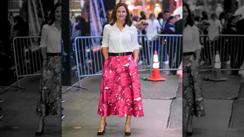 Jennifer Garner wearing a pink floral skirt and white shirt in New York (2023)