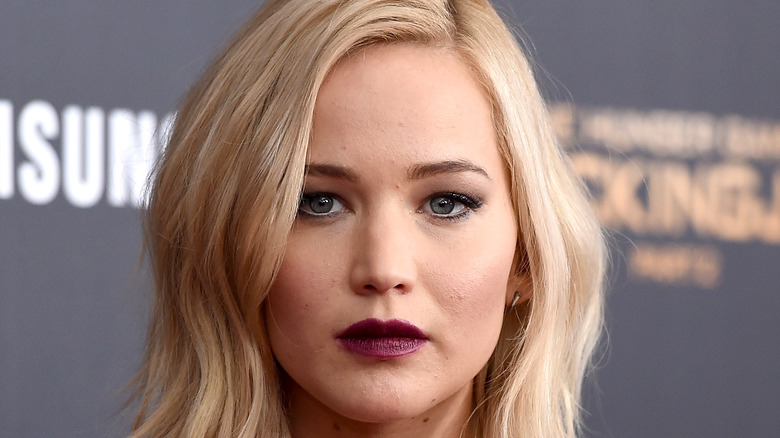 Jennifer Lawrence poses on the red carpet