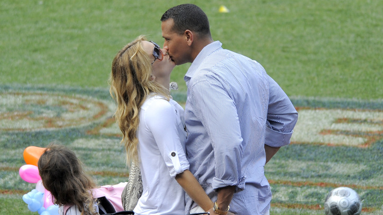 Kate Hudson and Alex Rodriguez kissing