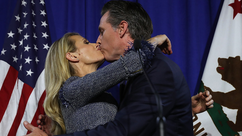 Jennifer Siebel Newsom and Gavin Newsom kissing onstage