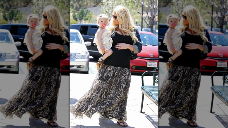 Pregnant Jessica Simpson carrying her daughter in Los Angeles, 2013