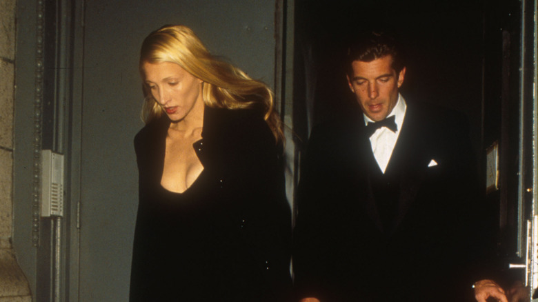 Carolyn Bessette and JFK Jr. walking in New York City