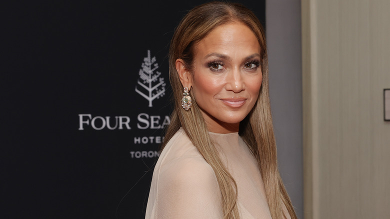 Jennifer Lopez with straight hair on red carpet