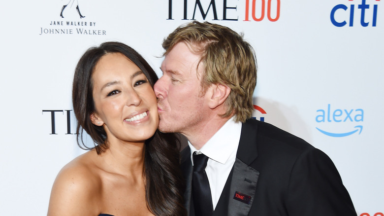 Chip kissing Joanna Gaines on the cheek