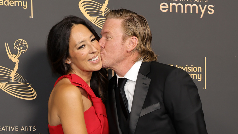 Chip Gaines kissing Joanna Gaines on the cheek