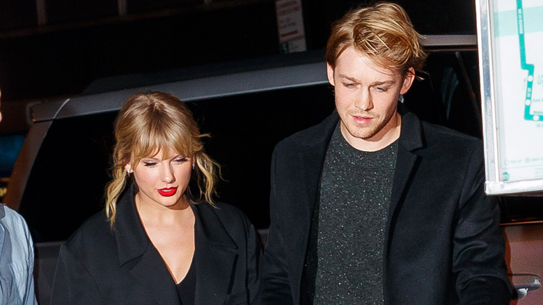 Taylor Swift and Joe Alwyn walking