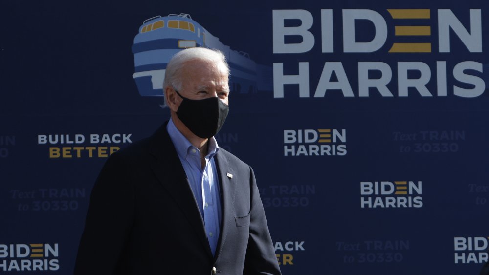 Joe Biden wears a face mask