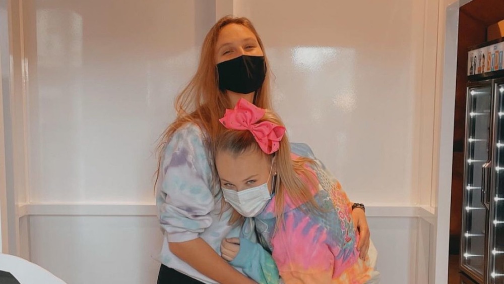 JoJo Siwa posing with girlfriend