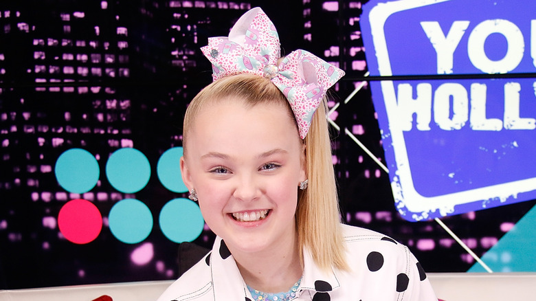 JoJo Siwa wearing hair bow 2017