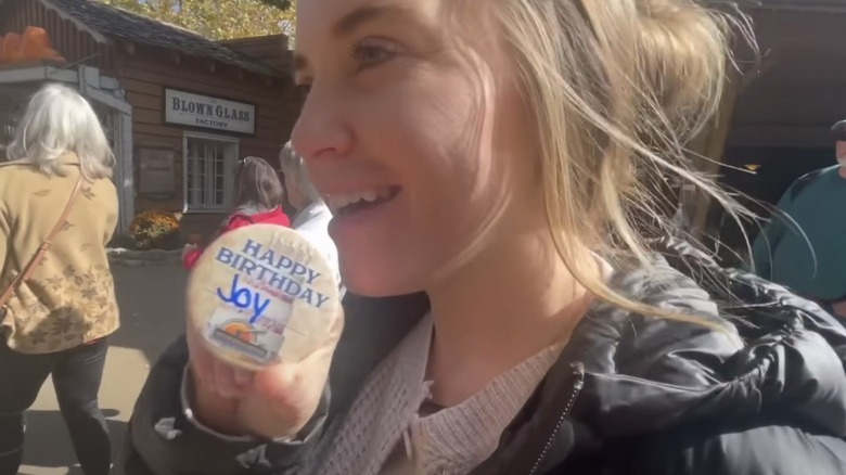 Joy-Anna Duggar Forsyth holds an amusement park token