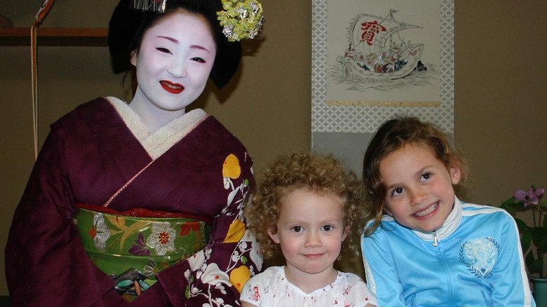 Maude and Iris Apatow as kids with geisha