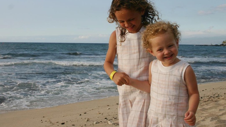 Maude and Iris Apatow as kids