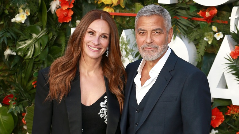 Julia Roberts and George Clooney posing together on the red carpet