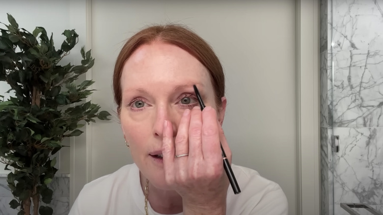 Julianne Moore doing her eyebrows