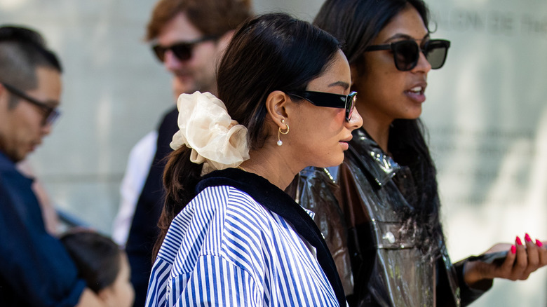 woman wearing jumbo scrunchie around ponytail