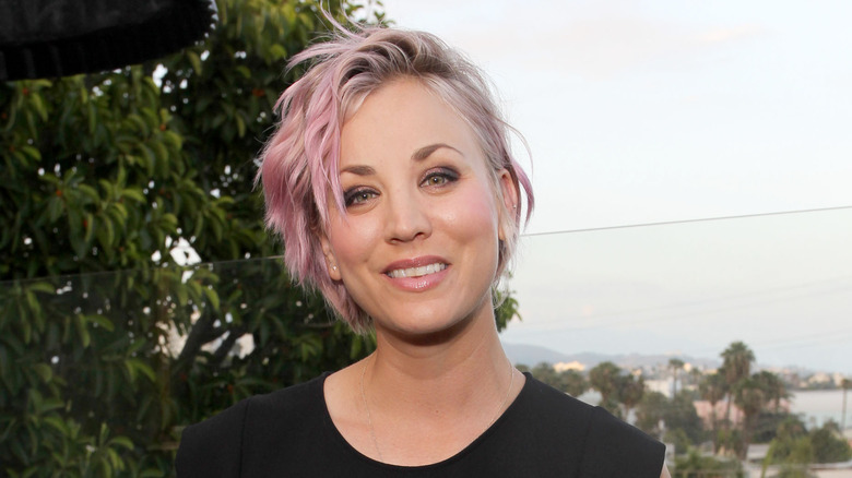 Kaley Cuoco with pink hair