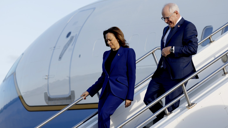 Kamala Harris and Tim Walz deboarding the Air Force Two