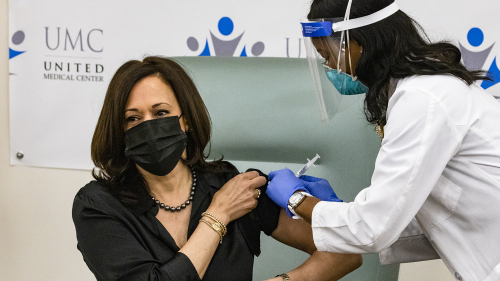 Kamala Harris gets COVID vaccination from Patricia Cummings