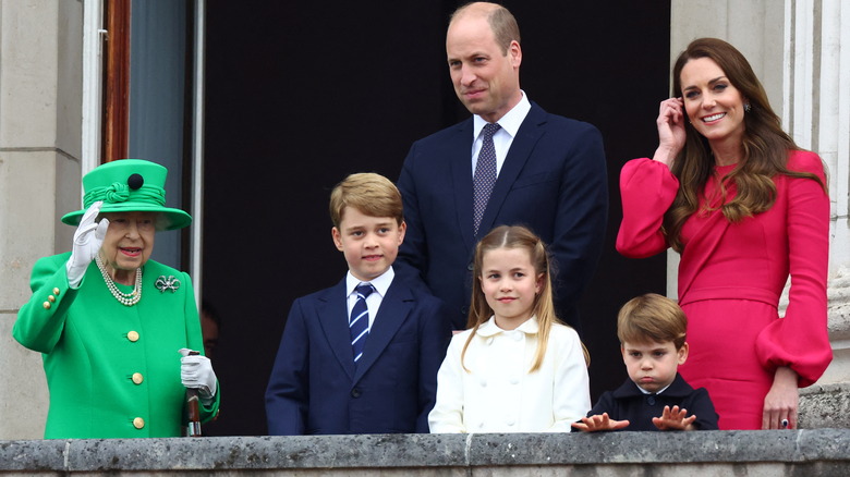 The queen and the Cambridge family pose on the balcony together