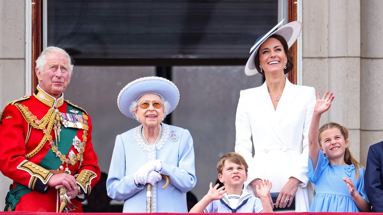 Kate Middleton on the balcony of Buckingham Palace with her kids and the Queen