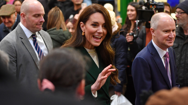 Kate Middleton greeting crowd