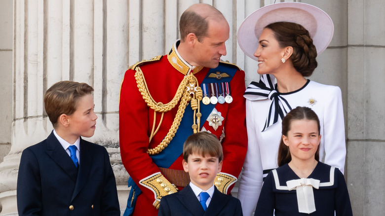 Kate leans against William on the balcony