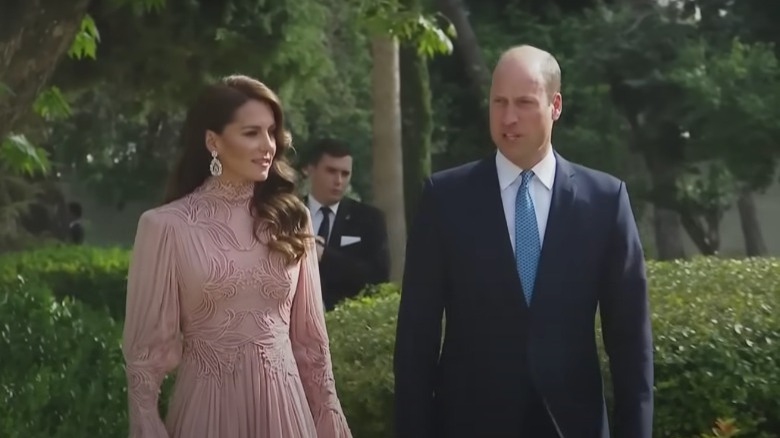 Prince William and Kate Middleton arrive at wedding