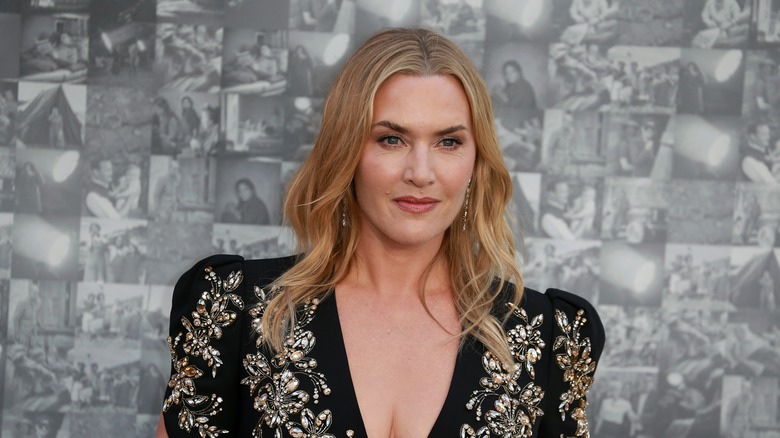 Kate Winslet posing at event