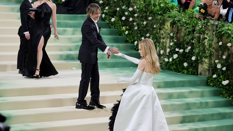 Keith Urban holding Nicole Kidman's hand