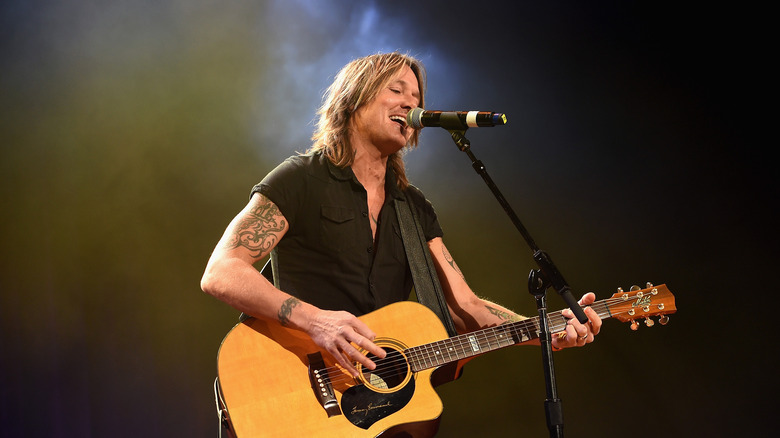 Keith Urban performing music