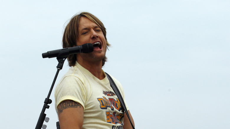 Keith Urban performing music