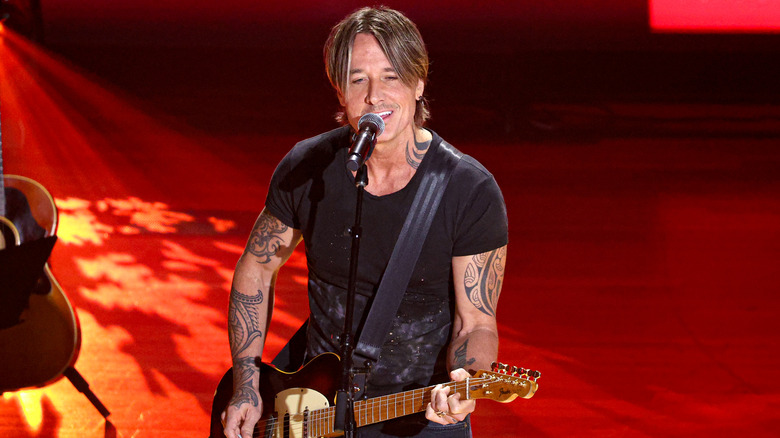 Keith Urban performing