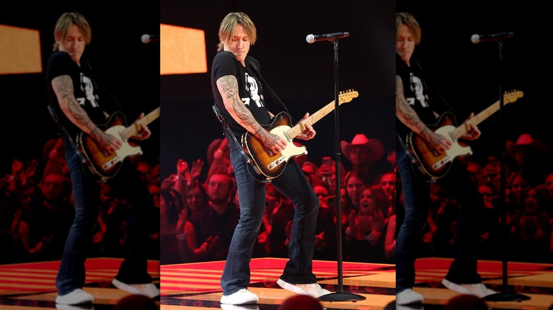 Keith Urban performing