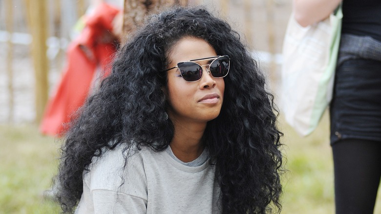 Kelis wearing sunglasses