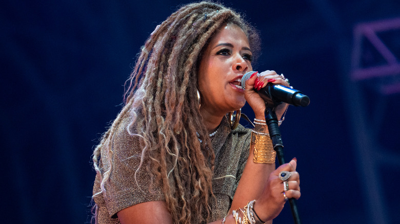 Kelis singing into microphone