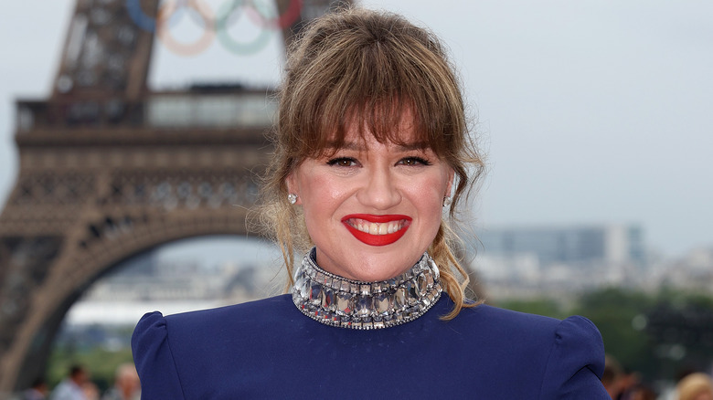 Kelly Clarkson smiling in Paris