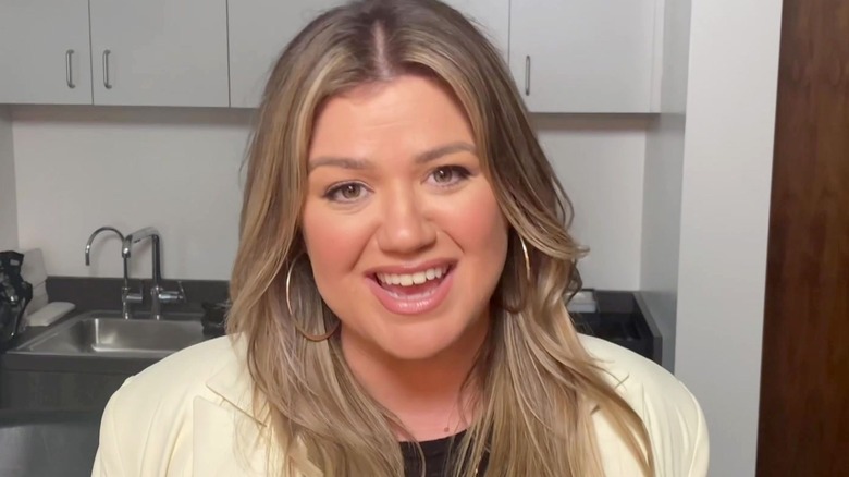 kelly-clarkson-takes-action-to-get-rid-of-her-famous-last-name